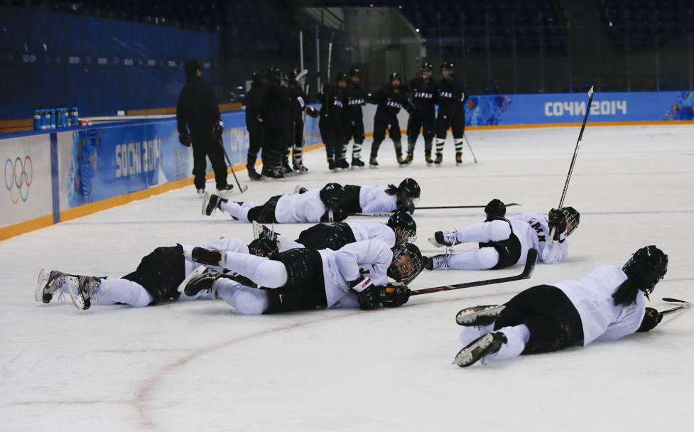 La squadra bianca finisce l&#39;allenamento  rotolandosi sul ghiaccio: la punizione per le ragazze sconfitte  scattata! Reuters